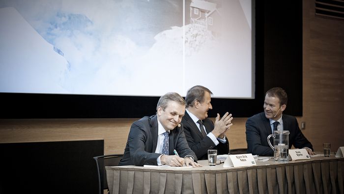LIK RENTE TIL ALL: Inntektene DNB har på å låne ut penger til deg og meg var med på å gi banken et rekordresultat på over 20 milliarder kroner i 2014. Med så god inntjening mener Norsk Familieøkonomi at DNB kan koste på seg å gi alle kunder like god rente. Bildet er fra en tidligere resultatpresentasjon. Foto: Olav Mellingsæter. 